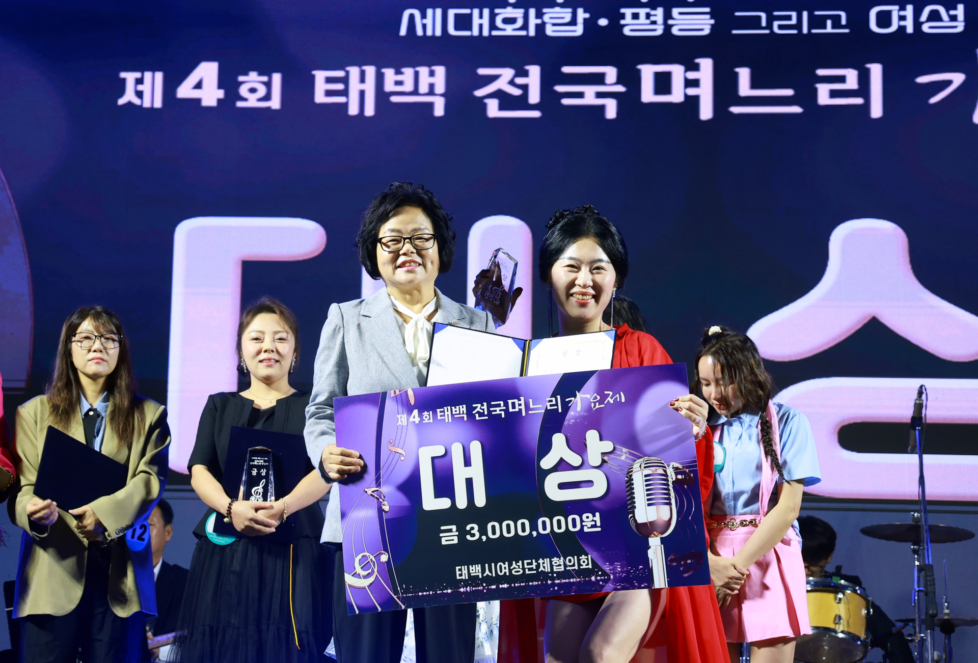 우천에도 불구하고 성황리에 열린
‘제4회 태백 전국 며느리 가요제’ 이미지 2