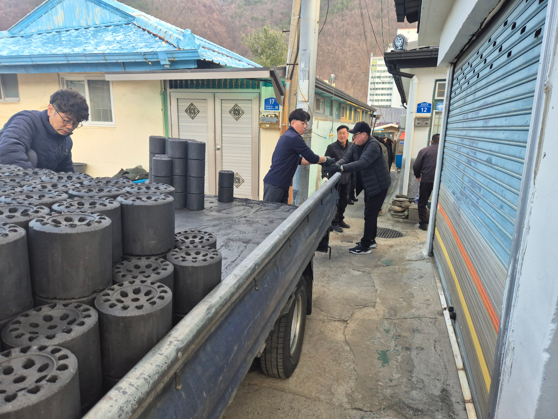 황연동 태서자율방범대, 사랑의 연탄 나눔 봉사 펼쳐 이미지 1