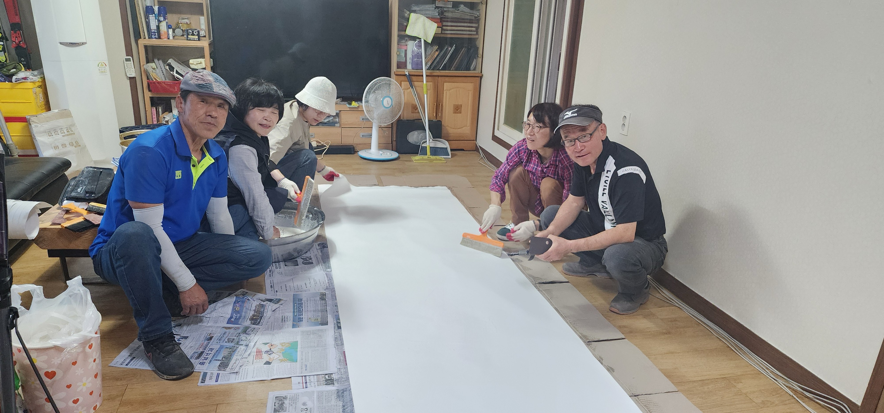 태백 빵사모-대한적십자사 다온봉사회,
장성동 취약계층 가구 도배 봉사 활동 추진 이미지 1