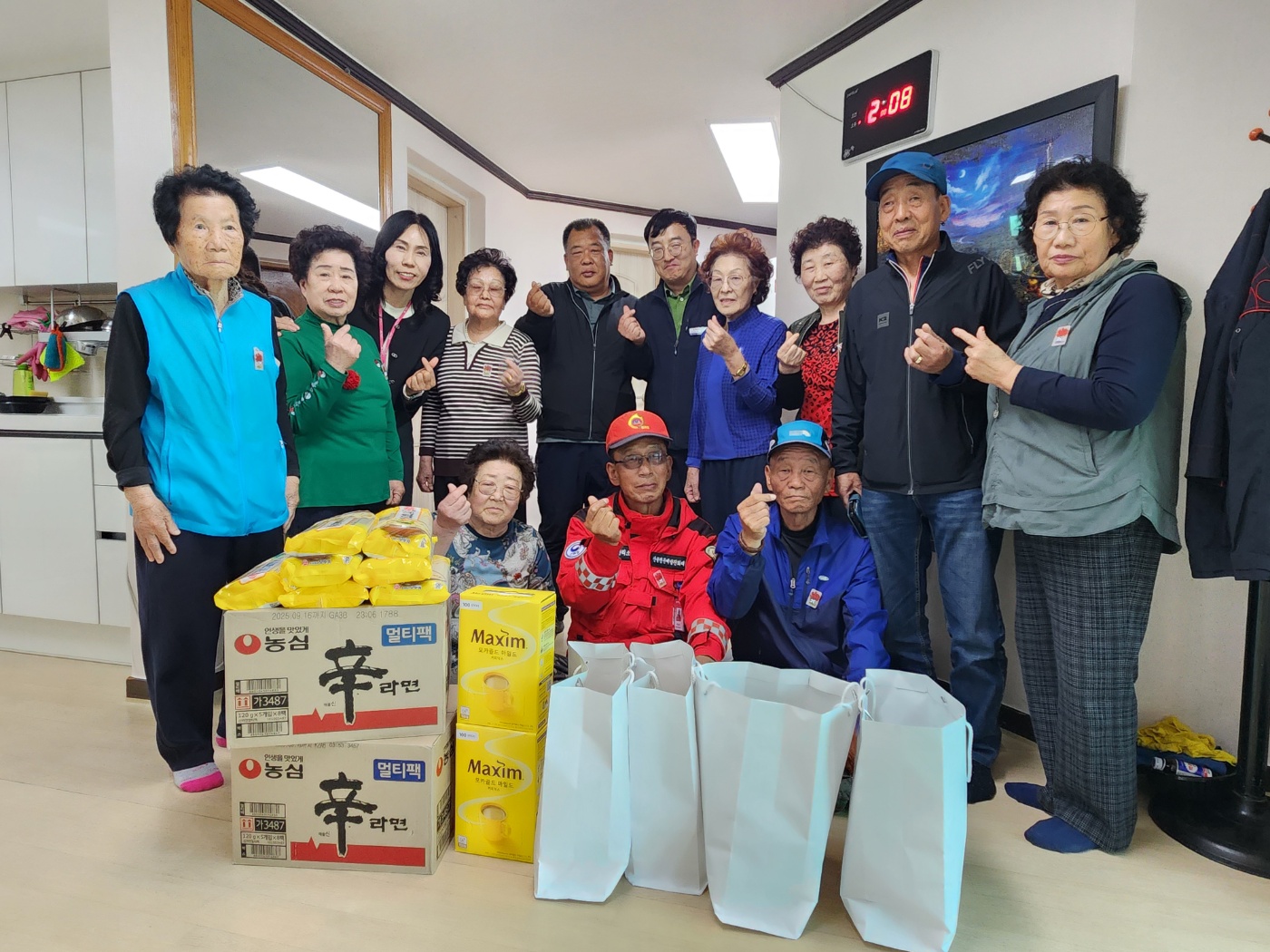 철암 고터실산업단지 조성공사 도급업체,
어버이날을 맞아 철암동 경로당에 후원품 전달 이미지 1