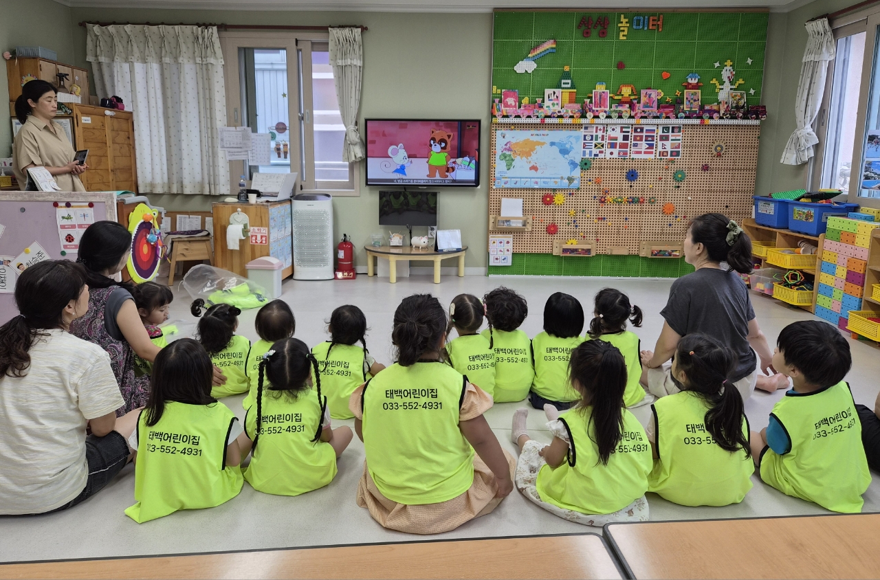 태백시, 고향사랑기금으로 친환경 안전조끼 지원 및 재활용 교육 실시’ 이미지 1