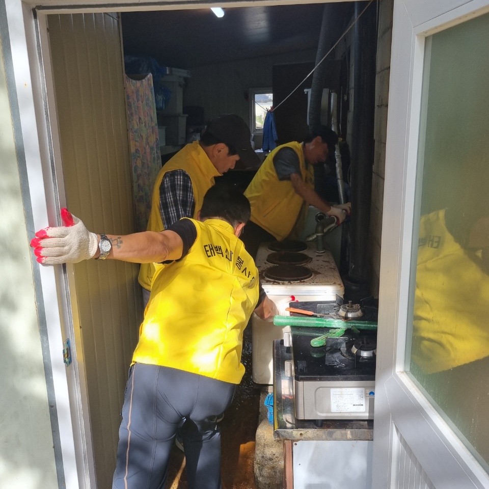 태백산봉사단, 문곡소도동 주거취약계층 보일러 교체 봉사 이미지 1