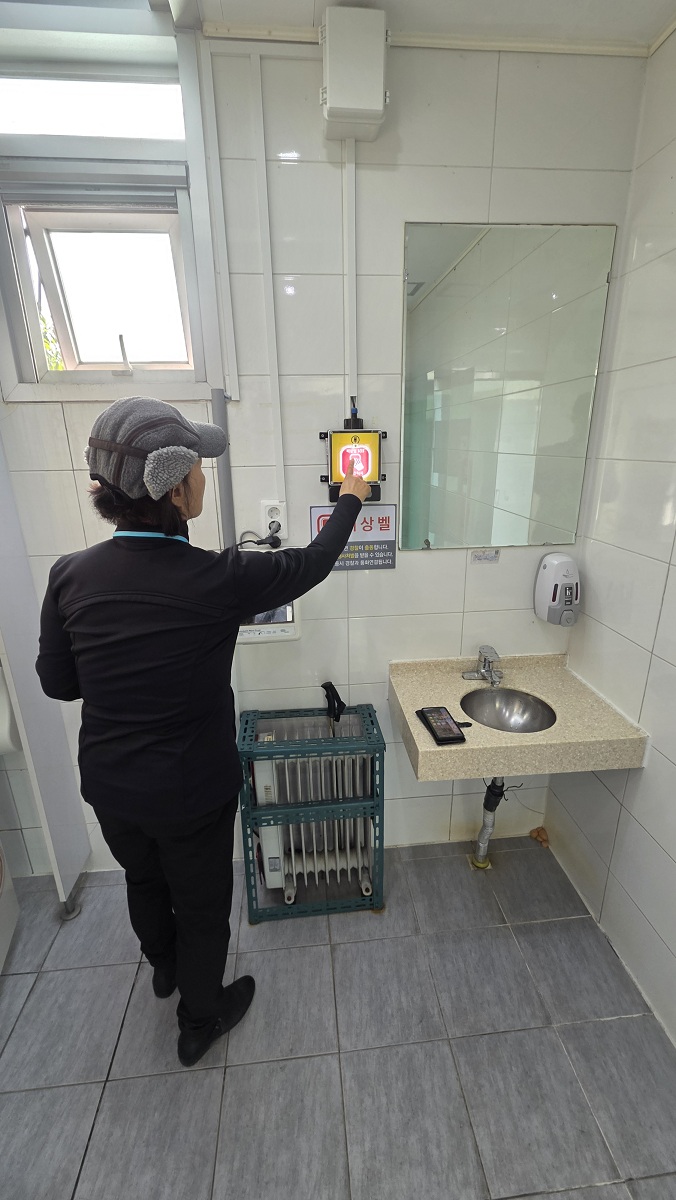 태백시, 추석명절 맞아
공중화장실 위생·안전 합동점검 실시
–불법촬영 예방·청결 관리 강화로 시민·관광객 안심 환경 조성– 이미지 1