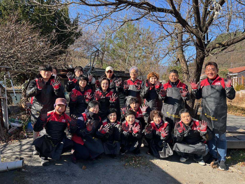 상장동지역사회보장협의체,
 ‘연탄온정 나눔행사’ 실시 이미지 1