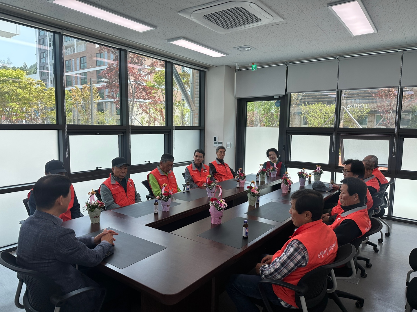 태백시시설관리공단, 어버이날을 맞아
시니어 근로자에게 감사의 마음 전달 이미지 2