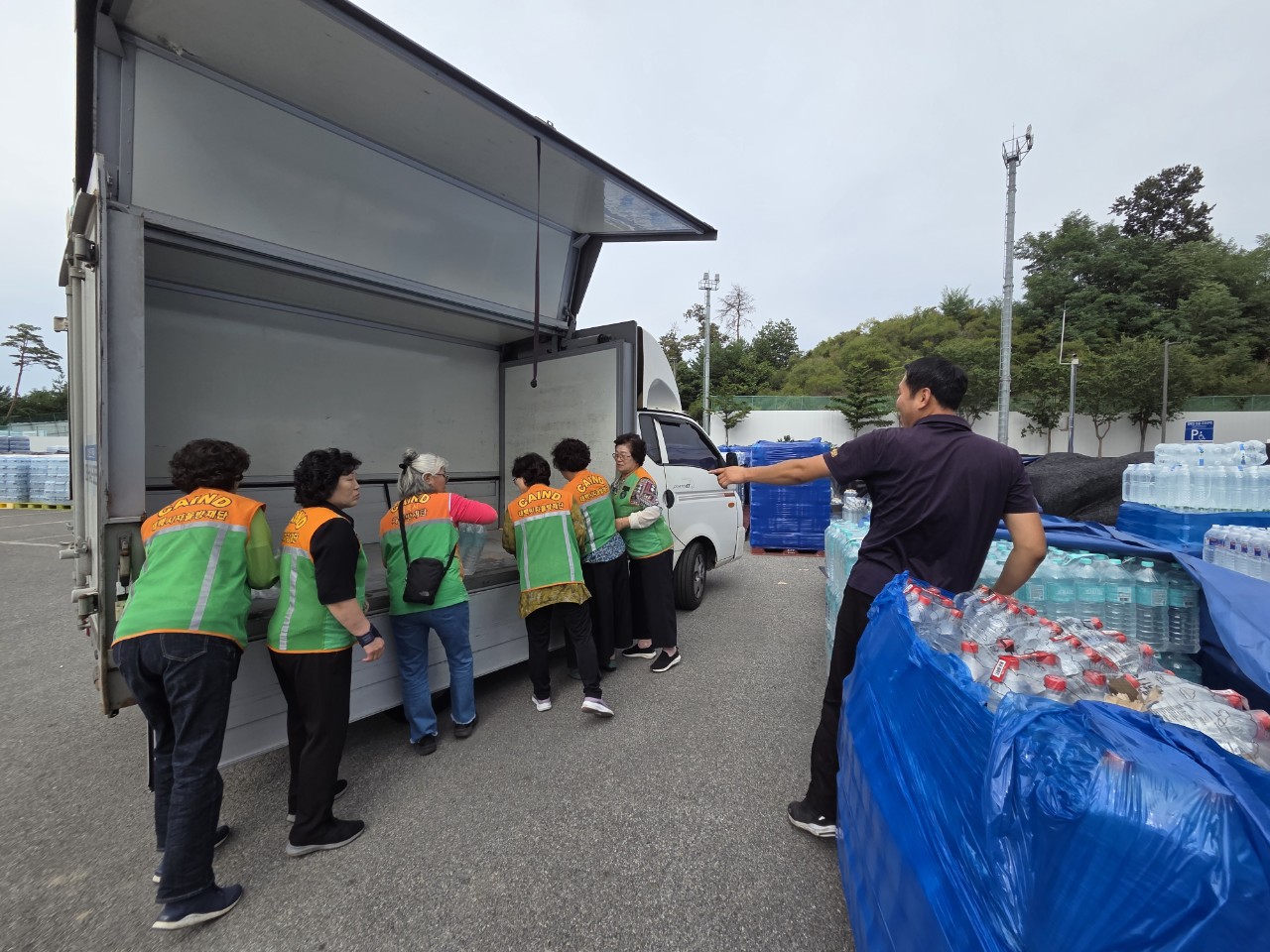 태백시 자율방재단, 강릉시에 생수 200박스 긴급 지원 이미지 1